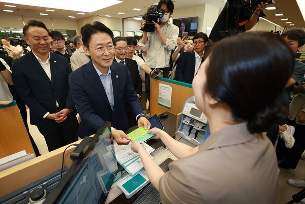 권대영 금융위원회 부위원장이 1일 오전 예금보호한도 1억원 시행 첫 날 서울 중구 하나은행 본점 영업점을 방문해 직접 시연 및 소상공인 예금자가 직접 예금상품에 가입하면서 예금자 보호제도에 대한 은행 직원의 설명을 청취했다. [출처=금융위원회]