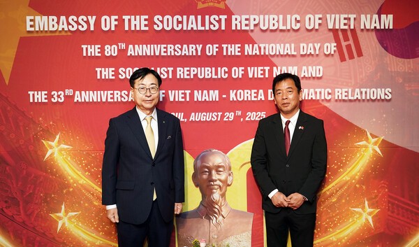 임진달 HS효성첨단소재 대표이사(왼쪽)가 부 호(Vu Ho)주한 베트남 대사(오른쪽)와 기념촬영을 하는 모습. [출처= HS효성첨단소재]