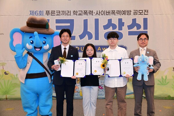 (맨 오른쪽)장덕현 삼성전기 사장이 수상자들과 기념 사진을 촬영하고 있다. [출처=삼성전기]