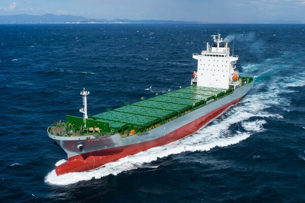 HD현대미포가 건조한 1600TEU급 컨테이너선. [출처=HD현대미포 ]