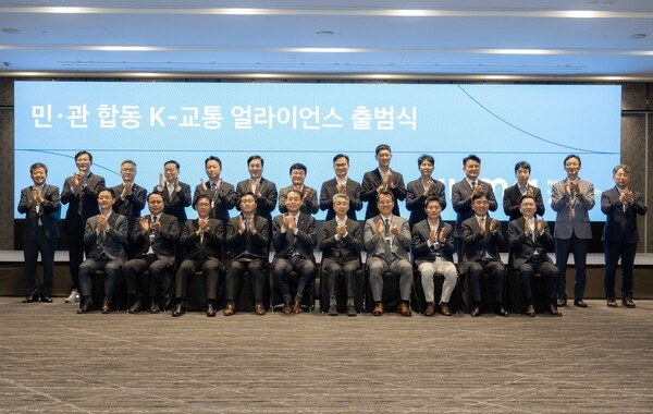 1일 서울 워커힐 호텔에서 열린 NUMA 출범식에서 참석자들이 기념촬영을 하고 있다. [출처=티맵모빌리티]