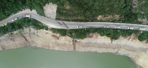 1일 오후 저수율이 14.4%까지 떨어진 강원 강릉시 상수원 오봉저수지에 살수차들이 줄지어 선 채 물을 쏟아 넣고 있다. [출처=연합뉴스]