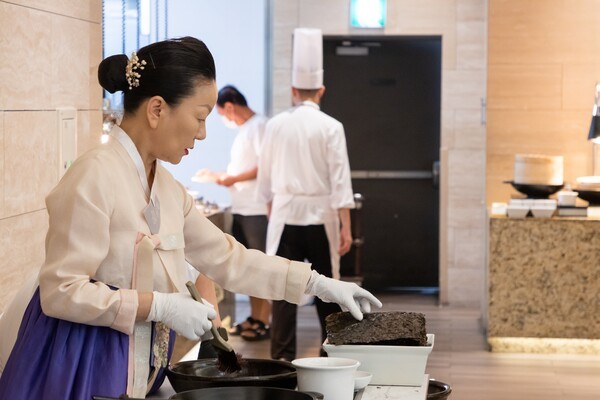 김미령 이모카세 셰프가 포레스트 리솜 몬도키친에서 김구이 퍼포먼스를 선보이고 있다. [출처=호반호텔앤리조트]