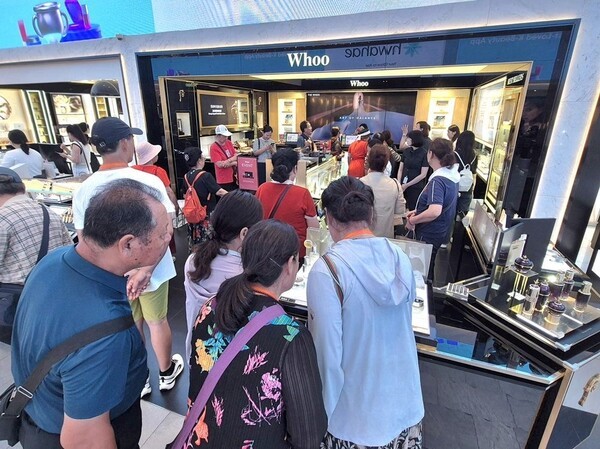 이리(伊利)그룹 강소성 지부 고객 1109명이 지난달 28일 신세계면세점 명동점을 방문해 화장품과 건강기능식품 등 K-뷰티·K-푸드 매장을 중심으로 적극적인 구매 활동을 펼쳤다. [출처=신세계면세점]