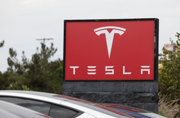 한국 개인투자자들이 뉴욕 증시에서 테슬라 주식을 대거 팔고 가상화폐 관련 종목으로 눈을 돌리고 있다고 블룸버그통신이 1일(현지시간) 보도했다. [출처=연합]