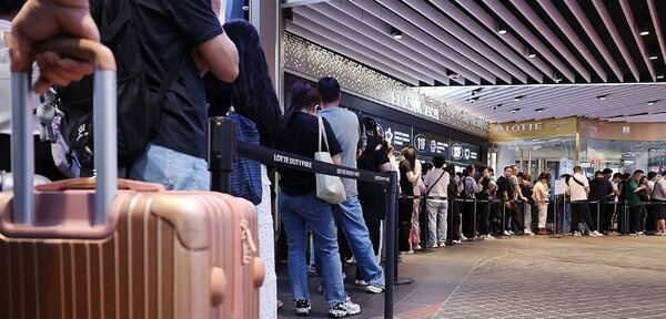 관광객들이 지난 6월 서울 시내 한 면세점 앞에서 입장을 위해 대기하고 있다. [출처=연합뉴스]