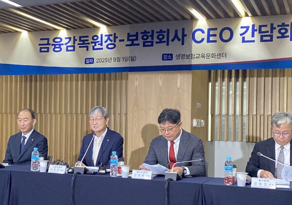 이찬진 금감원장이 취임 2주만인 지난달 28일 은행권을 만났다. 은행에 취임 직후부터 '소비자 보호'를 최우선 과제로 내세우고 강도 높은 관리를 요청했다. 이후 지난 1일 만난 보험권에도 역시 이재명 정부의 금융정책 기조인 ‘금융소비자 보호’와 신속한 분쟁해결을 강조했다. [출처=EBN ]