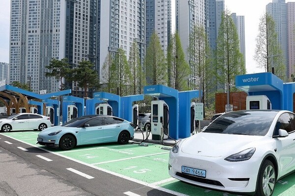 환경부가 내년도 예산안을 공개하며 전기차와 수소차 구매 보조금을 올해와 같은 수준으로 유지하기로 했다. [출처=연합]