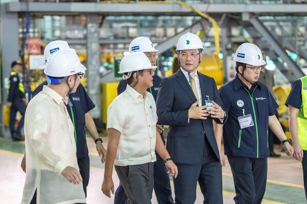 페르디난드 마르코스 주니어 필리핀 대통령과 김성준 HD한국조선해양 대표가 HD현대필리핀조선소를 둘러보며 환담을 나누고 있다. (사진 왼쪽 두 번째 페르디난드 마르코스 주니어 대통령, 세 번째 김성준 대표) [출처= 필리핀 대통령실]