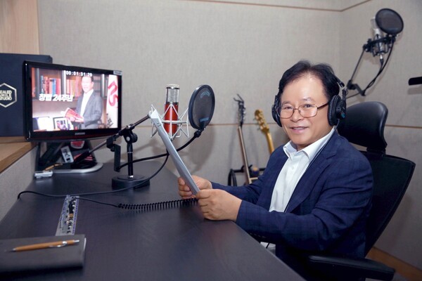 조항목 대표이사가 AI 커스텀 보이스 제작을 위해 샘플링 녹음을 하는 모습 [출처=NS홈쇼핑]