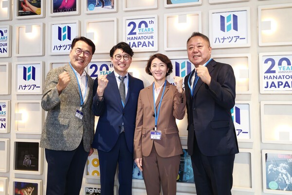 박상환 하나투어 회장(왼쪽부터)과 김상욱 하나투어 재팬 대표, 송미선 하나투어 대표, 이병찬 하나투어 재팬 고문이 지난 1일 열린 하나투어 재팬 창립 20주년 기념행사에서 기념촬영을 하고 있다. [출처=하나투어]