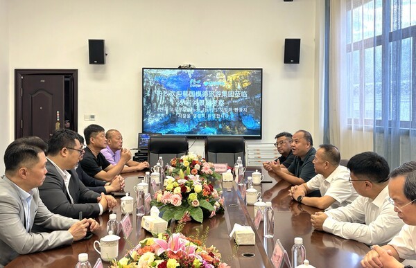 모두투어는 장가계 인근 신규 관광지 ‘모암하(茅岩河)’를 새로운 중국 여행 코스로 키우기 위해 현지 개발사와 손을 맞잡았다. [출처=모두투어]