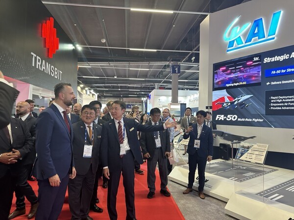 KAI 부스를 방문한 부아디스와프 코시니악-카미슈 폴란드 부총리 겸 국방장관이 KAI 대표이사 차재병 부사장에게 설명을 듣고 있다.[출처=KAI]