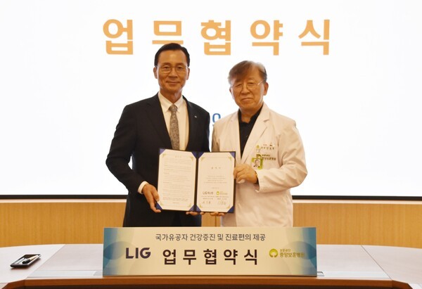 중앙보훈병원에서 '국가유공자와 보훈가족의 건강증진 및 진료편의 향상을 위한 업무협약’을 체결한 신익현 LIG넥스원 대표이사(좌측)와 신호철 중앙보훈병원장(우측)이 기념사진을 촬영하고 있다.  [출처=LIG넥스원]