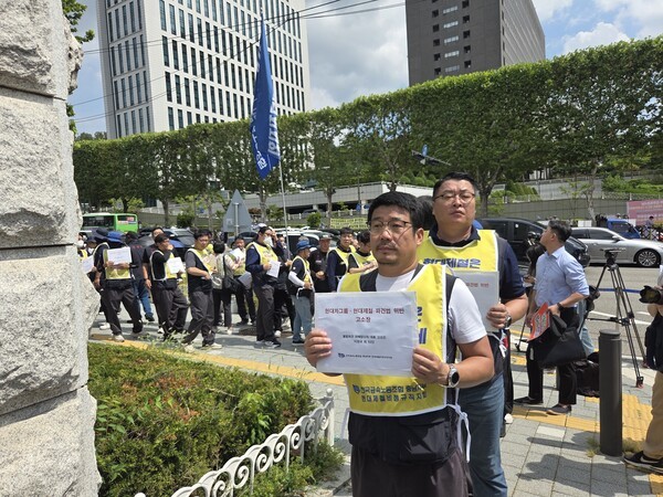 이상규 현대제철비정규직지회장 등 근로자들이 고소장 제출을 위해 대검찰청에 들어가고 있다. [출처=진명갑 기자]
