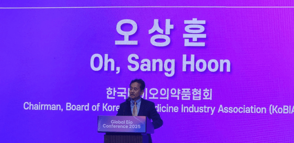 오상훈 한국바이오의약품협회 이사장이 ‘2025 글로벌 바이오 콘퍼런스’에서 축사를 하고 있다. [출처=임서아 기자]