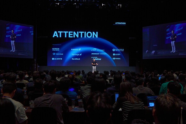 AI 컨퍼런스 '어텐션 2025'에서 윤성호 마키나락스 대표가 발표하고 있다. [출처=마키나락스]