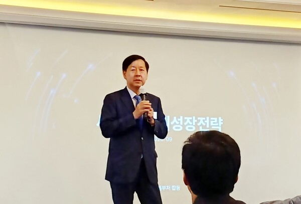 구윤철 부총리가 4일 서울 롯데호텔에서 서울신문이 주최한 광화문라운지에서 새 정부의 경제 성장 전략에 대해 강연하고 있다.[출처=ebn][출처=ebn]