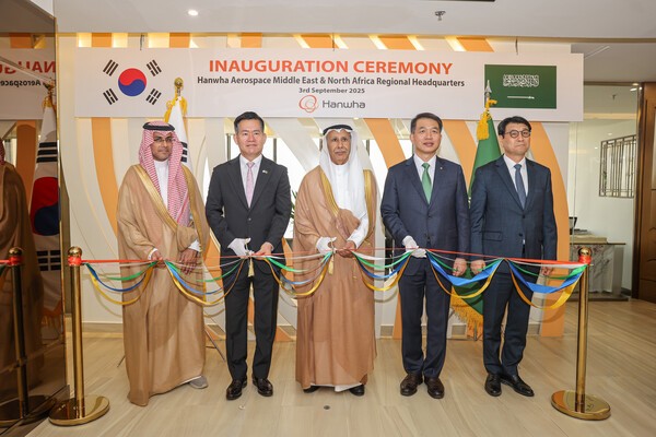 3일(현지시각) 사우디아라비야 리야드에서 열린 한화에어로스페이스 중동 총괄법인 개소식에 참가한 관계자들이 축하 세리머니를 하고 있다. (왼쪽부터)살레 빈 압둘라 알 아킬리 사우디 군수산업청 부청장, 석종건 방위사업청장, 아흐마드 압둘아지즈 알 오할리 사우디 군수산업청장, 성일 한화에어로스페이스 중동·북아프리카 총괄법인 사장, 문병준 주사우디 대사대리. [출처=한화에어로스페이스]