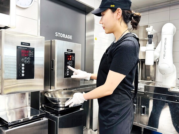 교촌에프앤비 교육 연구개발(R&D)센터 ‘정구관’에 도입된 반죽 로봇 ‘배터믹스 디스펜서’. [출처=교촌에프앤비]