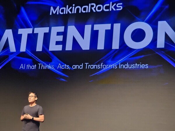 윤성호 마키나락스 대표(CEO)가 4일 서울 양재 엘타워에서 열린 AI 컨퍼런스 ‘ATTENTION 2025’에서 AI 플랫폼 ‘런웨이’의 신기능 ‘앱 스튜디오’를 소개하는 모습. [출처=이남석 기자]