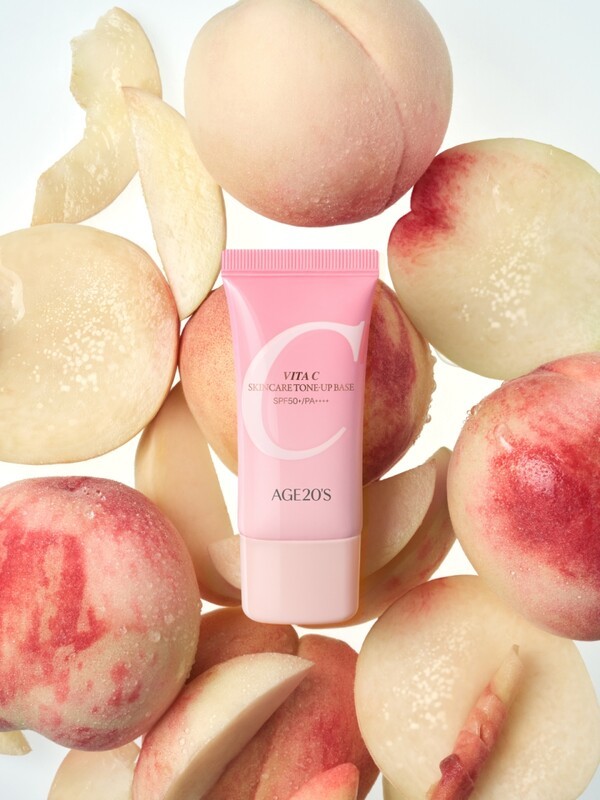 애경산업 ‘AGE20’S’(에이지투웨니스)에서 스킨케어와 피부톤 정돈용 ‘비타씨 스킨케어 톤업 베이스’(VITA C SKINCARE TONE-UP BASE)를 일본 시장에 선보였다. [출처=애경산업]