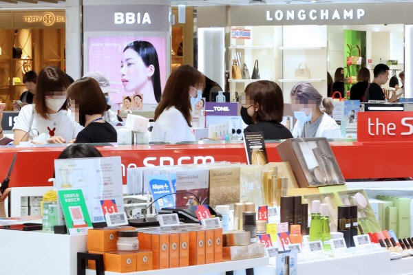 전문가들은 신규 시내 면세점 확대가 실제 수익 개선으로 이어질지 미지수라고 지적한다. 외국인 관광객들의 쇼핑 트렌드가 면세점보다 로드숍과 백화점으로 이동하면서, 매출 분산 우려가 커지고 있어서다. 서울 시내 면세점 모습. [출처=연합뉴스]