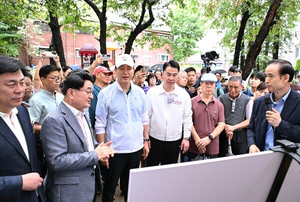 [오세훈 서울시장이 4일 오전 준공업지역 법적 상한용적율 도입 1호 대상지로 선정된 도봉구 '삼환도봉아파트' 사업추진 방향을 브리핑 받고 있다.출처=서울시 제공 ]