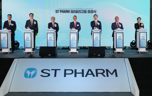 강정석 동아쏘시오위원회 위원장(사진 왼쪽에서 네번째)과 동아쏘시오그룹 사장단이 에스티팜 제2올리고동 준공식 기념행사에 참석해 자리를 빛냈다. (사진 왼쪽부터) 임진석 에스티팜 생산본부장, 김민영 동아쏘시오홀딩스 사장, 성무제 에스티팜 사장, 강정석 동아쏘시오위원회 위원장, 정재훈 동아에스티 사장, 백상환 동아제약 사장, 박윤이 아벤종합건설 사장. [출처=에스티팜]