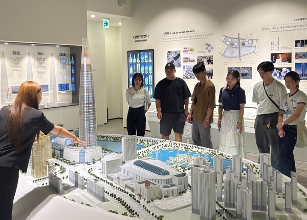 일본 오사카경제대 학생들이 4일 잠실 롯데월드타워를 찾아 신격호 롯데 창업주의 기업가 정신을 배웠다. [출처=롯데지주]