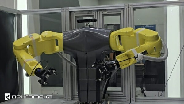 모방학습 기능이 적용된 뉴로메카 양팔로봇. [제공=뉴로메카]