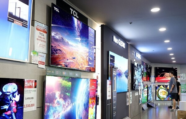 서울의 한 가전제품 매장에 나란히 진열돼있는 삼성전자 TV와 중국 TV 제품. [출처=연합]