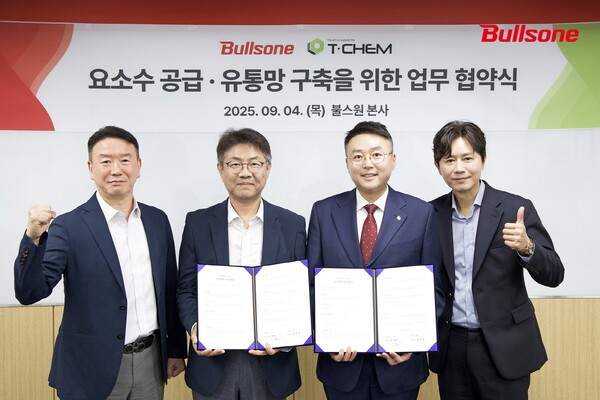 (왼쪽부터) 불스원 최일호 전무, 불스원 전재호 대표이사, 티켐 김윤경 대표, 티켐 김민종 상임고문 [출처=불스원]