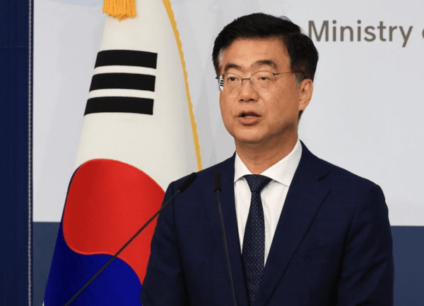 외교부 이재웅 대변인이 5일 서울 외교부 청사에서 미국 당국의 한국 기업 공장 단속에 대해 브리핑하고 있다. [출처=연합]