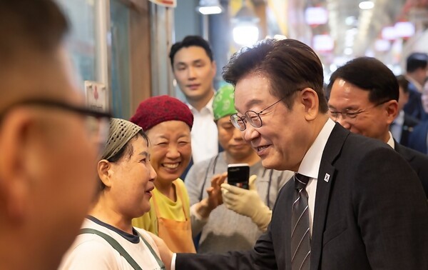 이재명 대통령은 ‘K-바이오, 혁신에 속도를 더하다’ 토론회 참석 후 인천 미추홀구 용현시장을 깜짝 방문했다.[출처=연합]