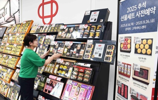 추석 선물세트 판매가 본격화되면서 소비 양극화 현상이 선명하게 드러나고 있다. 백화점은 고급 한우와 위스키 같은 프리미엄 상품이 인기를 끌고 있는 반면, 대형마트는 5만원 이하의 합리적인 가격대 세트가 매출의 대부분을 차지하며 짠소비 기조가 이어지고 있다. [출처=홈플러스]