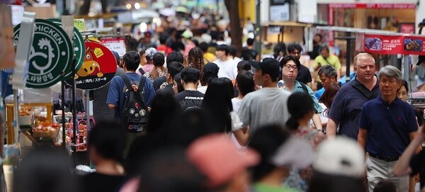지난달 31일 서울 중구 명동이 외국인 관광객 및 시민들로 붐비고 있다. [출처=연합뉴스]