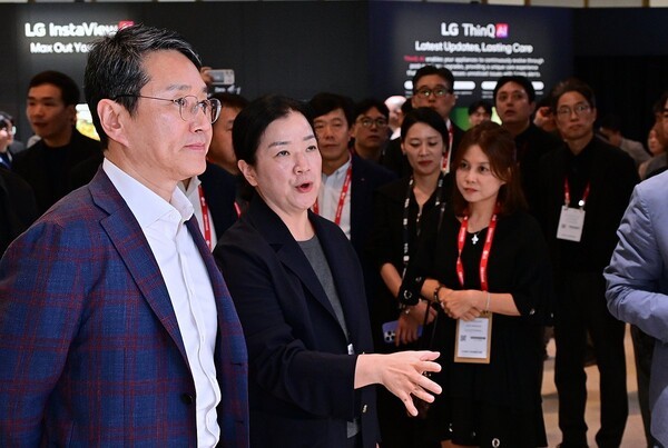조주완 LG전자 최고경영자(CEO)가 지난 5일(현지시간) 유럽 최대 가전 전시회 IFA 2025에서 부스를 살피고 있다. [출처=LG전자]