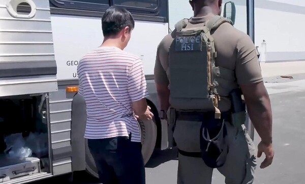 미국 이민당국이 지난 4일(현지시간) 홈페이지에 공개한 조지아주 현대차그룹-LG에너지솔루션의 합작 배터리 공장 건설현장 단속 사진 [출처=연합]