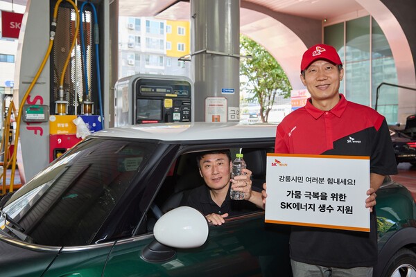 SK에너지가 4일부터 강릉·동해 지역 SK주유소 17곳에서 가뭄 피해 지원을 위해 생수를 제공하고 있다. [출처=SK에너지]