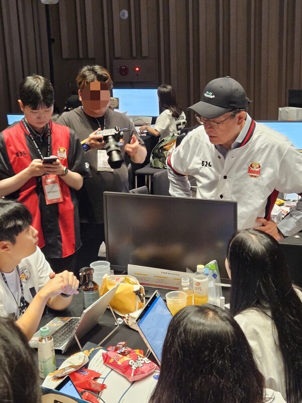 8일 허태수 GS그룹 회장이 '제4회 GS그룹 해커톤' 행사장에 방문해 직원들과 여기하고 있다. [출처=진운용 기자]