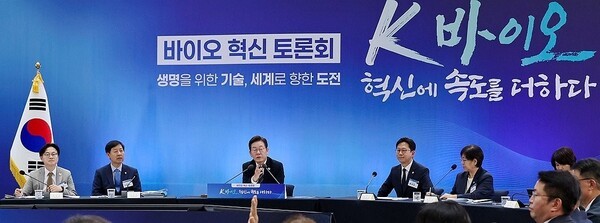 5일 인천 송도 컨벤시아에서 열린 ‘K-바이오, 혁신에 속도를 더하다’ 대통령 주재 바이오 혁신 토론회에서 바이오시밀러 산업 활성화를 위한 정책 논의가 진행됐다. [출처=연합]