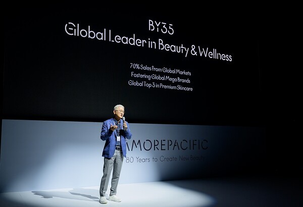 아모레퍼시픽 그룹 서경배 회장이 80주년 창립기념식에서 중장기 비전을 선포하고 있다. [출처=아모레퍼시픽그룹]