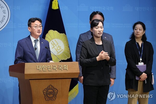 이관후 국회 입법조사처장이 지난달 28일 서울 여의도 국회 소통관에서 중대재해처벌법 입법영향분석 보고서 관련 브리핑을 하고 있다. [출처=연합뉴스]