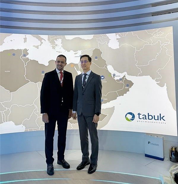 한미약품 박재현 대표이사(오른쪽)와 타북 이스마일 쉐하다(Ismail Shehada) CEO가 사우디아라비아 리야드에서 열린 ‘CPHI Middle East 2024’에서 만나 롤론티스 등 다양한 한미약품의 혁신 제품들의 중동 진출을 위해 머리를 맞댔다. [출처=한미약품]