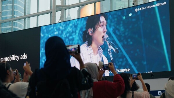 카카오모빌리티가 운영 중인 KTX 서울역 초대형 융복합 안내 전광판 ‘서울 파노라마’에서 DAY6 10주년 기념 영상이 송출되고 있다. [출처=카카오모빌리티]