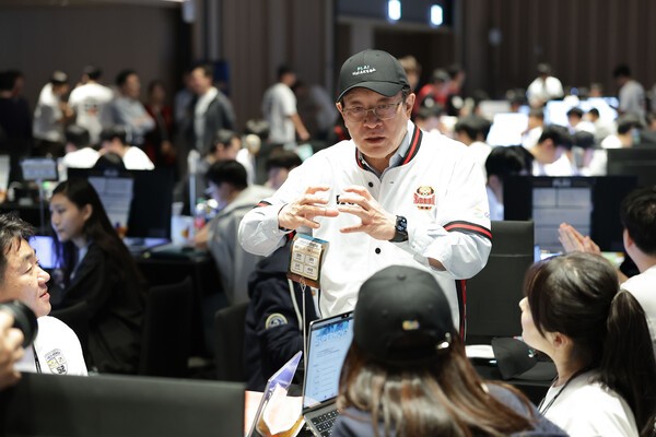 허태수 GS그룹 회장이 8일 서울 웨스틴 서울 파르나스에서 열린 ‘제4회 GS그룹 해커톤’에 참석, 직원들과 소통하고 있다. [출처=GS]