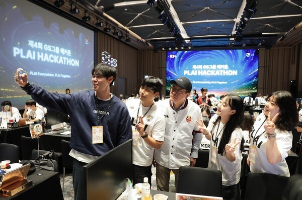 8일 '제4회 GS그룹 해커톤' 행사장을 찾은 허태수 회장이 직원들을 독려한 뒤 함께 셀카 촬영을 하고 있다.  [출처=GS]