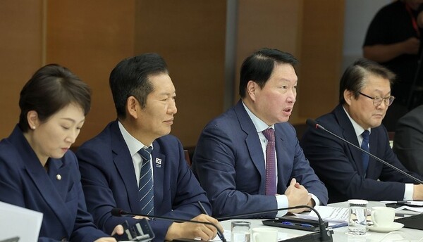 최태원 대한상공회의소 회장이 8일 서울 중구 소재 대한상공회의소에서 열린 정청래 더불어민주당 대표와의 정책 간담회에서 인사말을 하고 있다. [출처=연합뉴스]