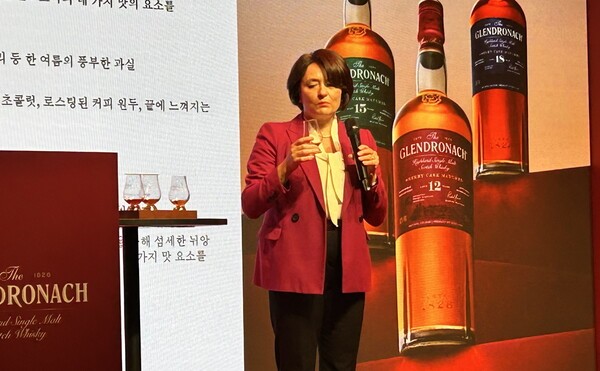 더 글렌드로낙 마스터 블렌더 레이첼 배리가 지난달 28일 서울 신라호텔 영빈관 에메랄드홀에서 열린 '울트라 프리미엄 라인' 출시 프리뷰 행사에서 신제품을 시음하고 느낌을 설명하고 있다. [출처=EBN]